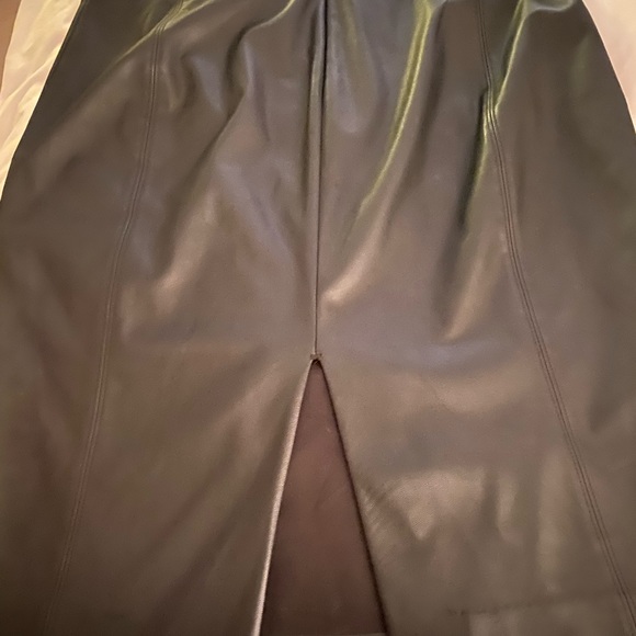 Gorgeous black leather pencil skirt 🖤 - Picture 7 of 8